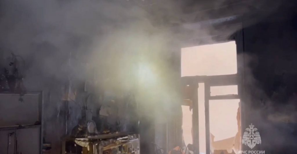 МЧС показало сгоревшую квартиру на Бумажной, где в огне пострадали две женщины