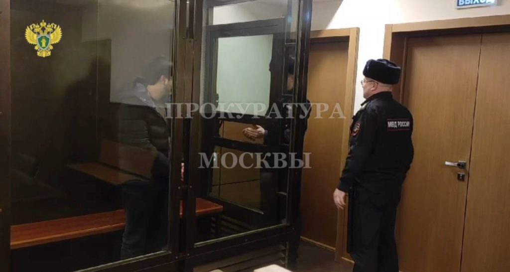 Суд в Москве арестовал водителя, протащившего на машине полицейского