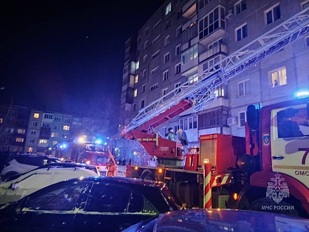 В Омске 11 детей спасли из пожара в жилом доме