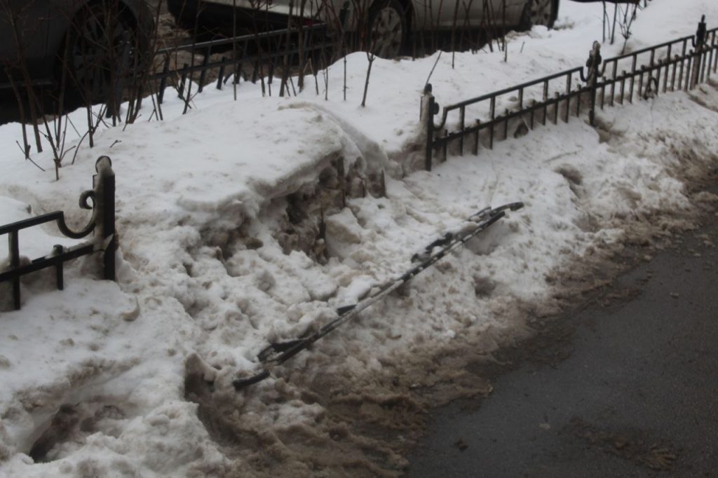На Социалистической чистили тротуар от снега, а сломали ограду