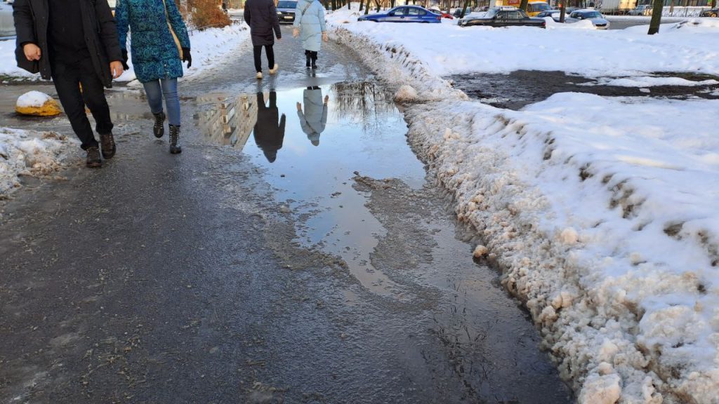 Оттепель сделала свое дело &#8212; петербуржцы ходят по снежным лужам