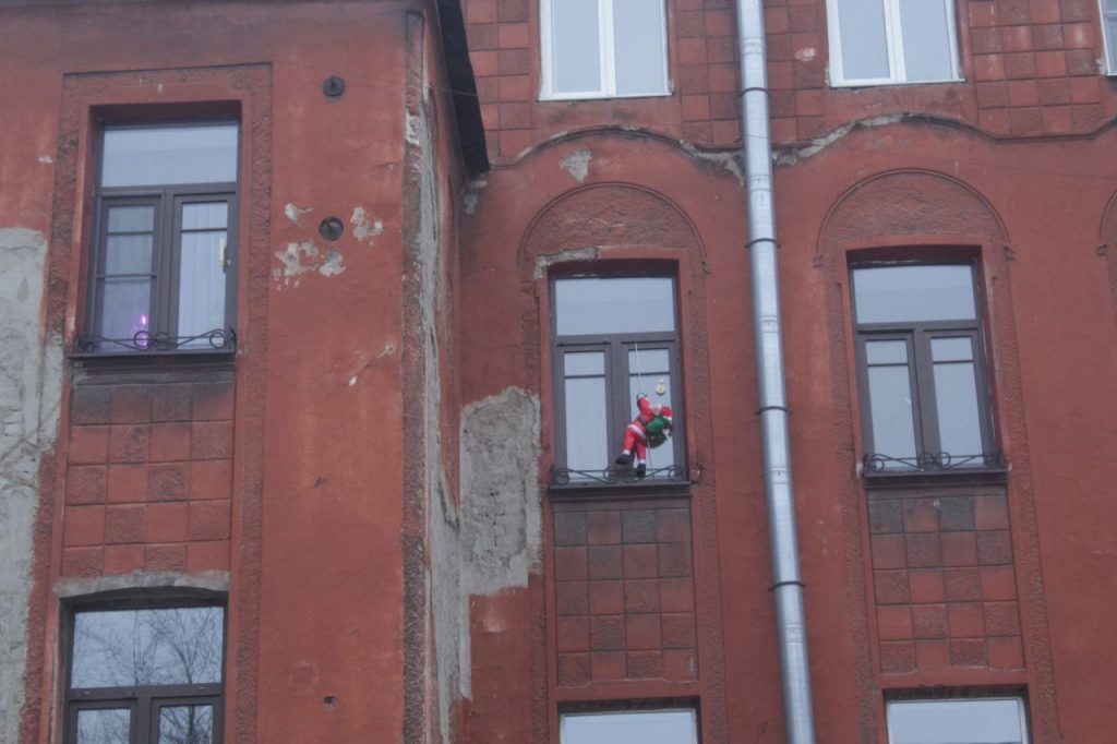 В Матвеевском переулке Дед Мороз лезет в окна, падал ли он на гололеде &#8212; неизвестно