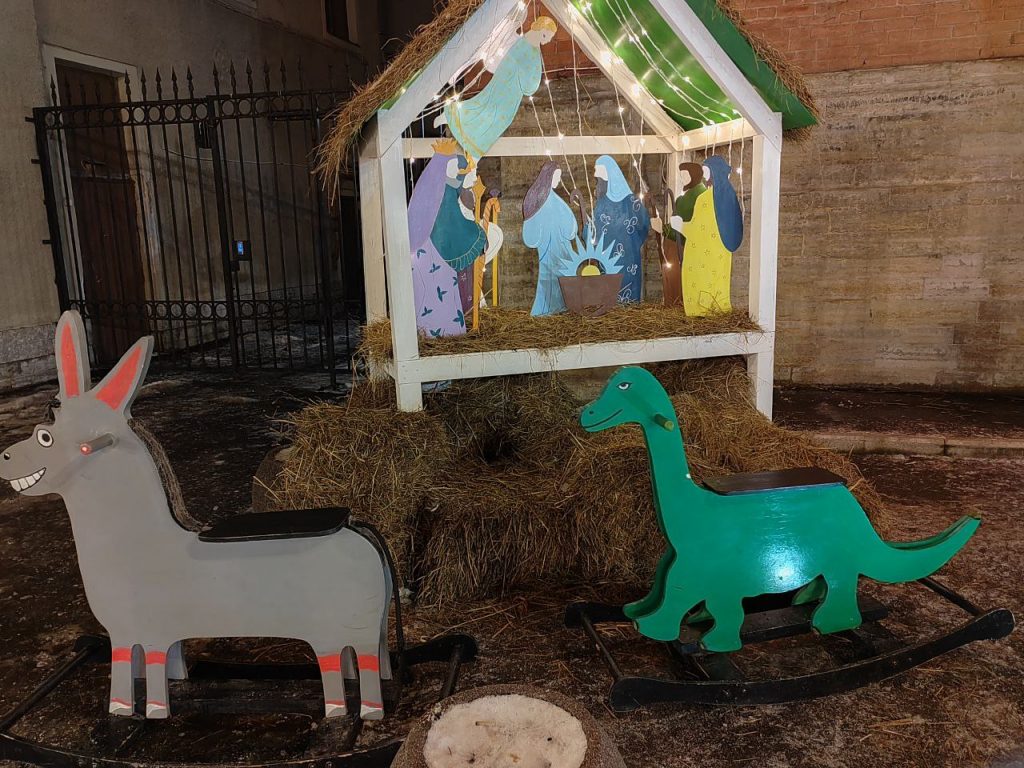 У Яани Кирик появился вертеп, рядом с младенцем Иисусом стоит динозавр