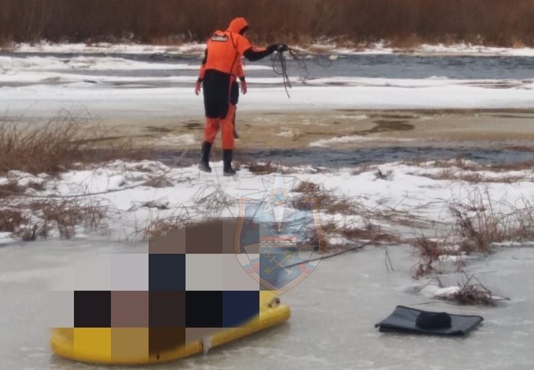 В Ленобласти на льду реки Луги обнаружили труп женщины
