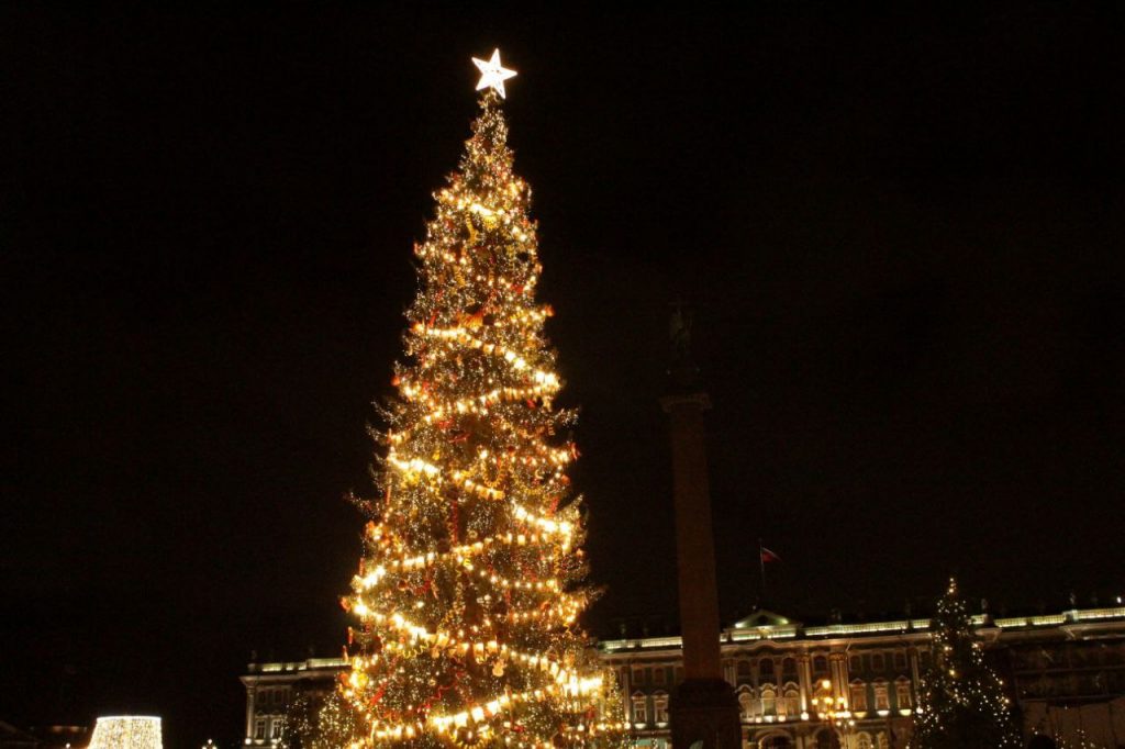 Огни новогодней елки официально зажгли на Дворцовой 