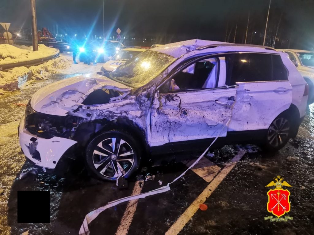 Полиция показала разбитый Volkswagen на Горском шоссе, где погиб водитель