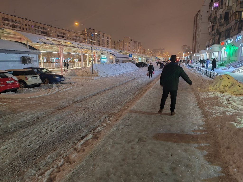 Часть улиц вокруг метро «Пионерская» пересолили, а некоторые во льду