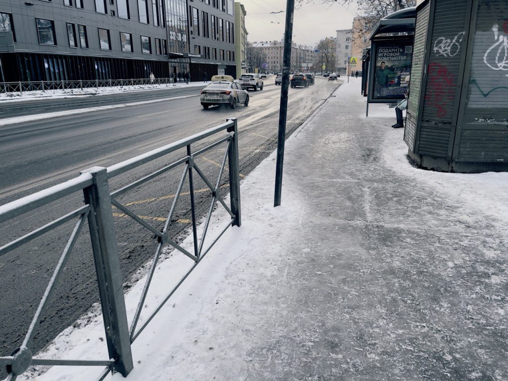 В Петербурге перед Новым годом травмы на гололеде получили 20 человек, один умер