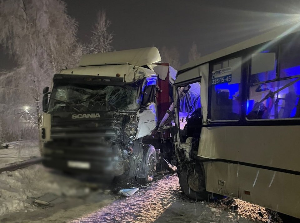 Под Коммунаром 13 человек пострадали в ДТП с маршруткой и грузовиком