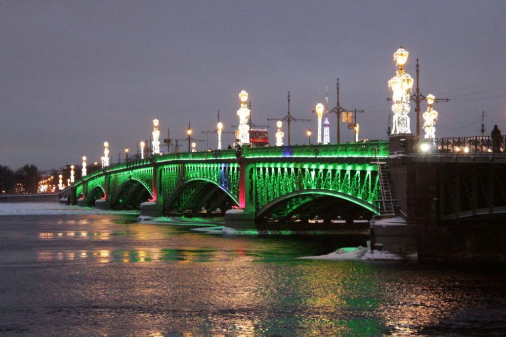 Троицкий мост под Новый год засиял динамическими огнями