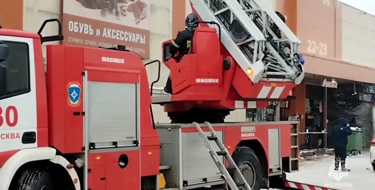 МЧС показывает, как полыхает в Москве рынок «Садовод» - Мойка78.ру﻿ Новости  СПб