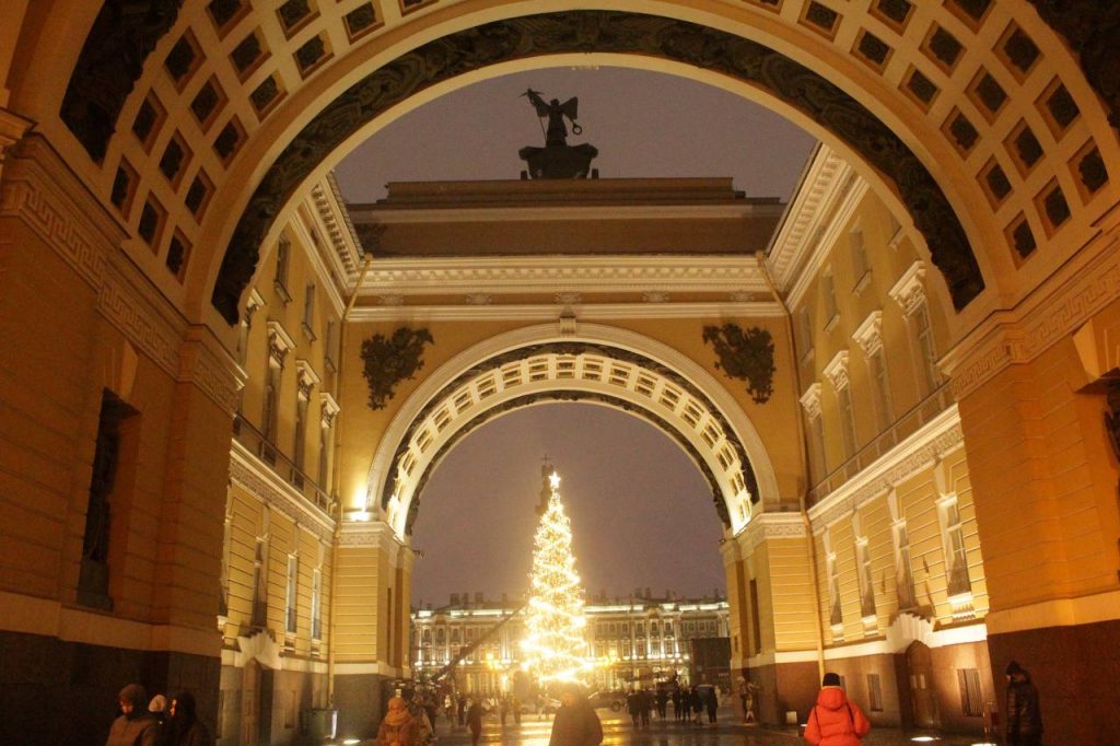 На Дворцовой площади и Малой Конюшенной установят новогодние сцены