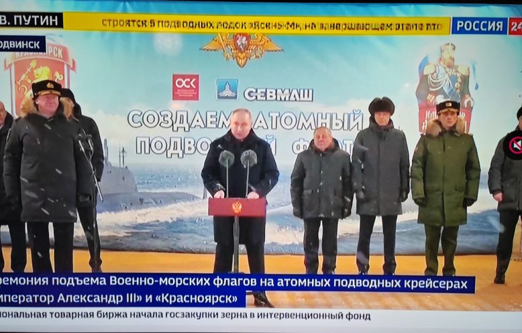 Путин на морозе и без шапки разрешил поднять флаги на «Красноярске» и «Императоре Александре III»