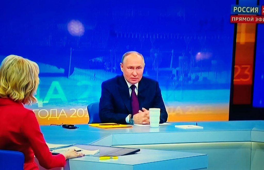 На тумбочке в спальне у Путина лежит томик Лермонтова