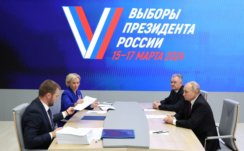 Путин приехал в ЦИК с синей папкой 