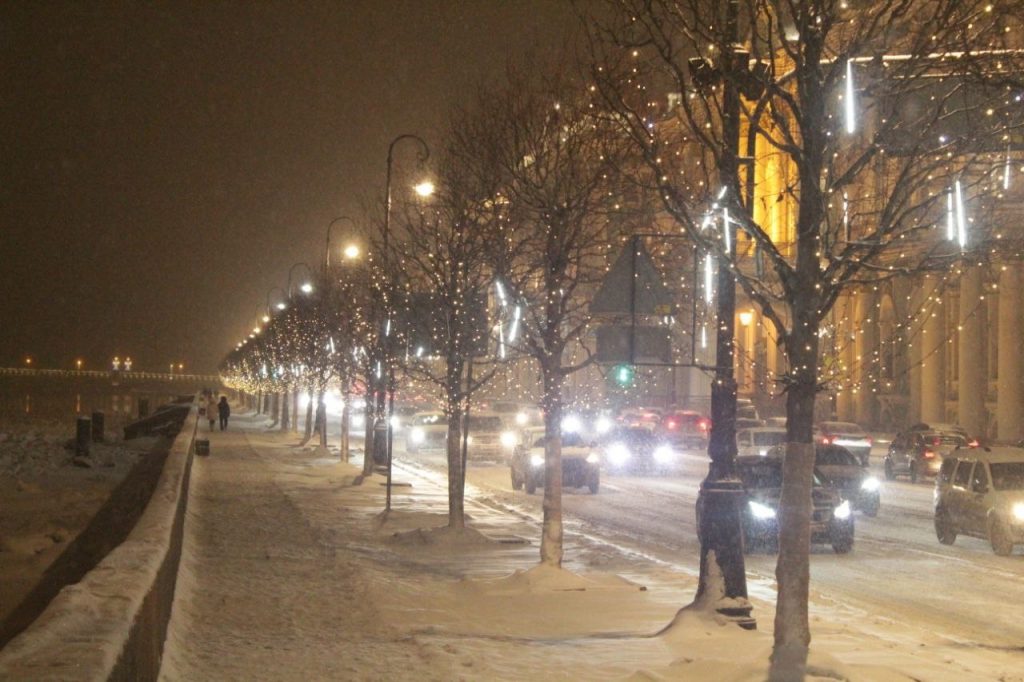 Смольный вывел 345 дворников, чтобы расчищать засыпанный снегом Петербург