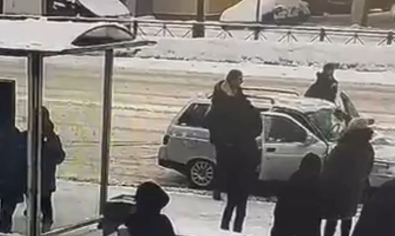 Прокуратура показала стрельбу по мужчине на остановке в Колпино