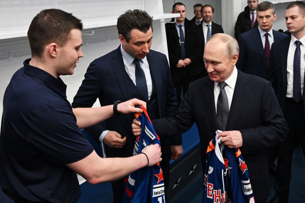 Путин и Лукашенко посмотрели тренировку хоккеистов на льду арены в Петербурге