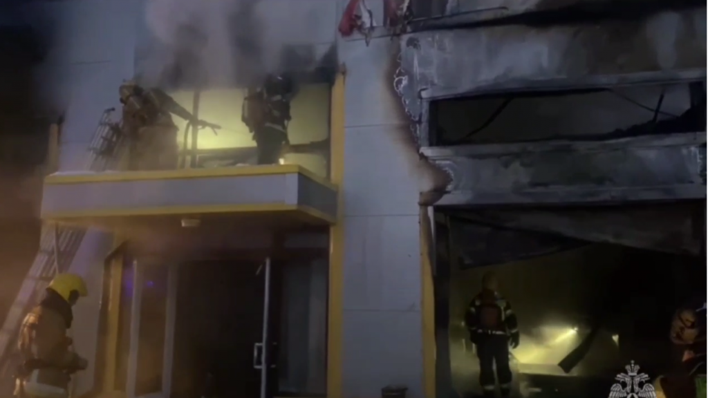 Пожар в автосервисе в Пушкине потушили спустя почти четыре часа