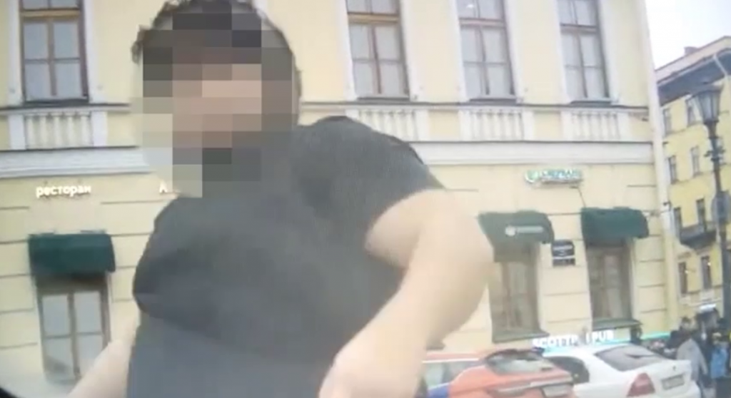 Появилось видео, как парковочный хулиган на Казанской площади бьет Lada