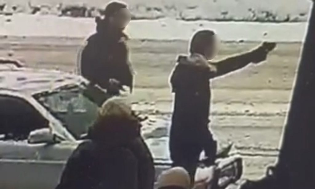 Прокуратура показала стрельбу по мужчине на остановке в Колпино