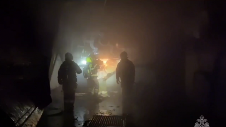 Пожар в автосервисе в Пушкине потушили спустя почти четыре часа