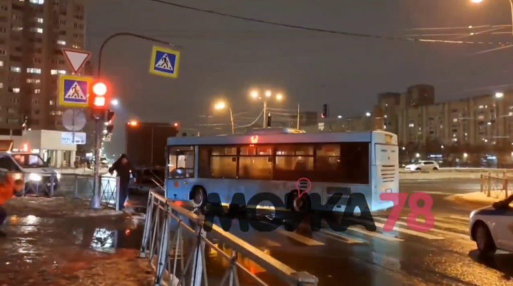 Процесс эвакуации автобуса №152 с Наличной улицы занял два часа
