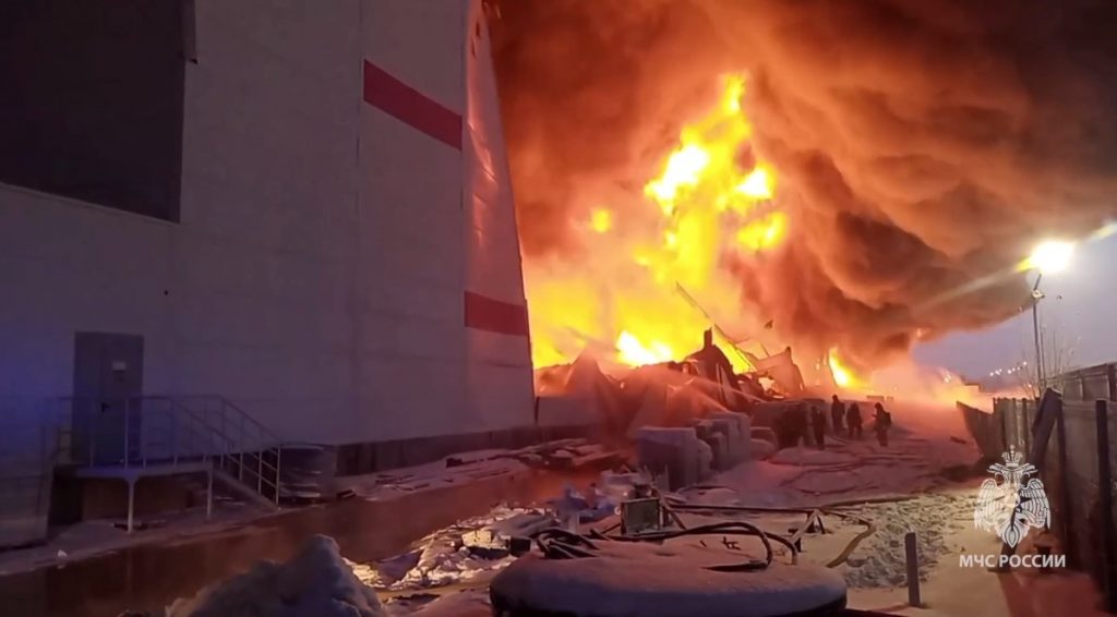 Поджог, предварительно, мог стать причиной пожара на складе Wildberries в Шушарах