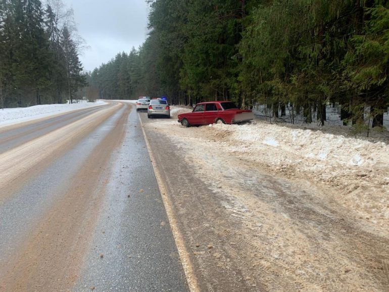 В Тихвине со стрельбой ловили тонированный ВАЗ с подростком за рулем