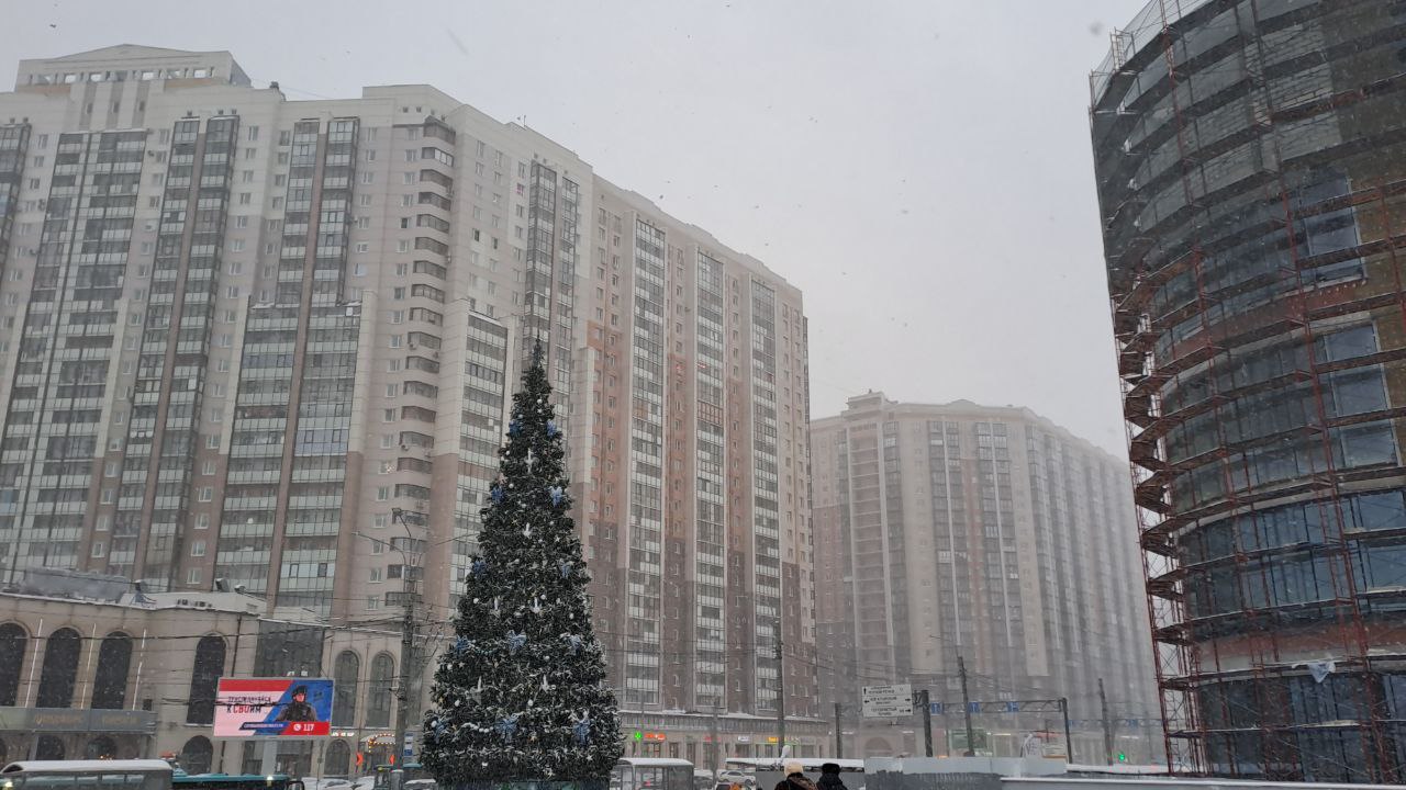 Мокрая метель наползает на Петербург с севера