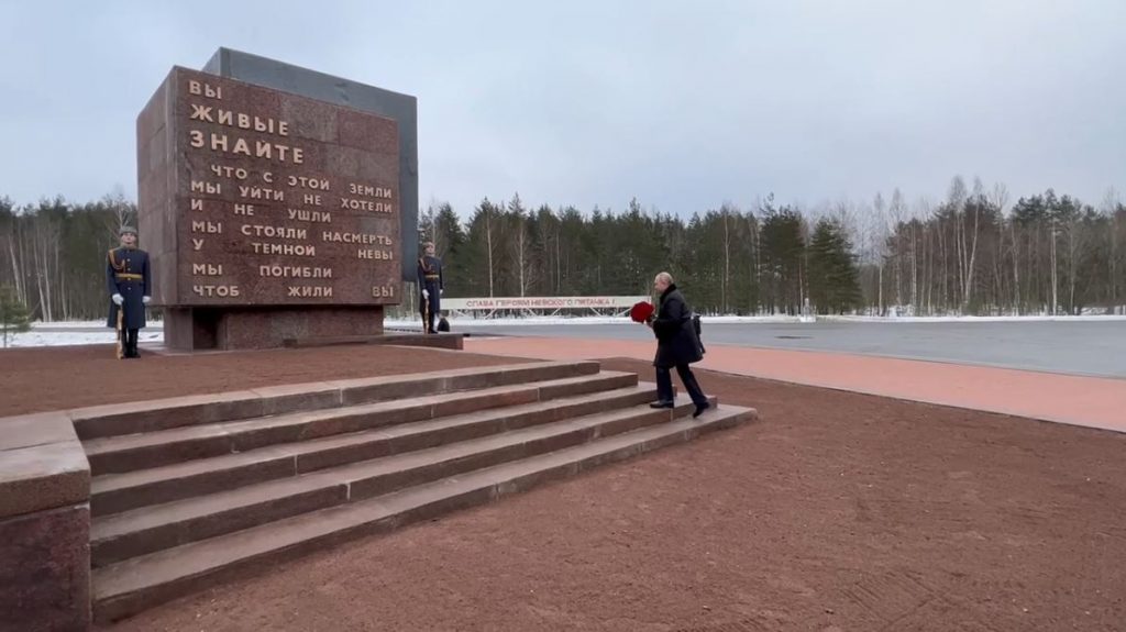 Путин возложил цветы к монументу &#171;Рубежный камень&#187; на Невском пятачке