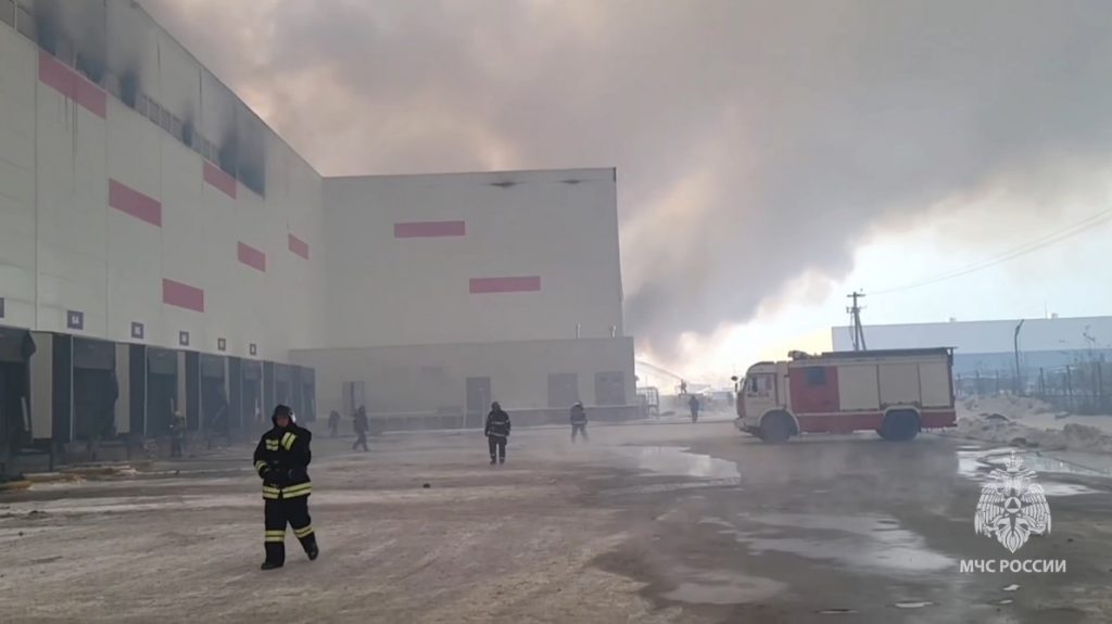 Огонь уничтожает склад Wildberries на Московском шоссе