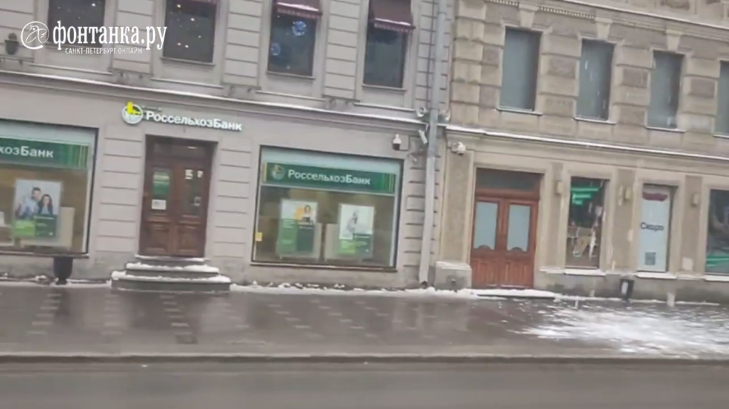 На Невском с крыши на головы пешеходов бросают снег