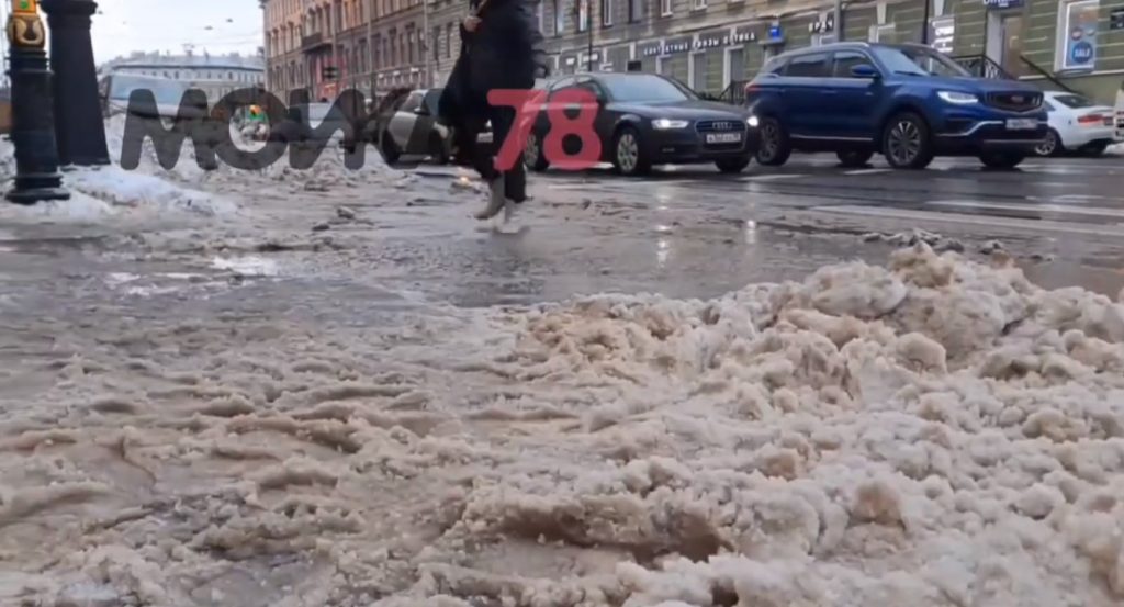 На Владимирском проспекте ноги пешеходов тонут в лужах 