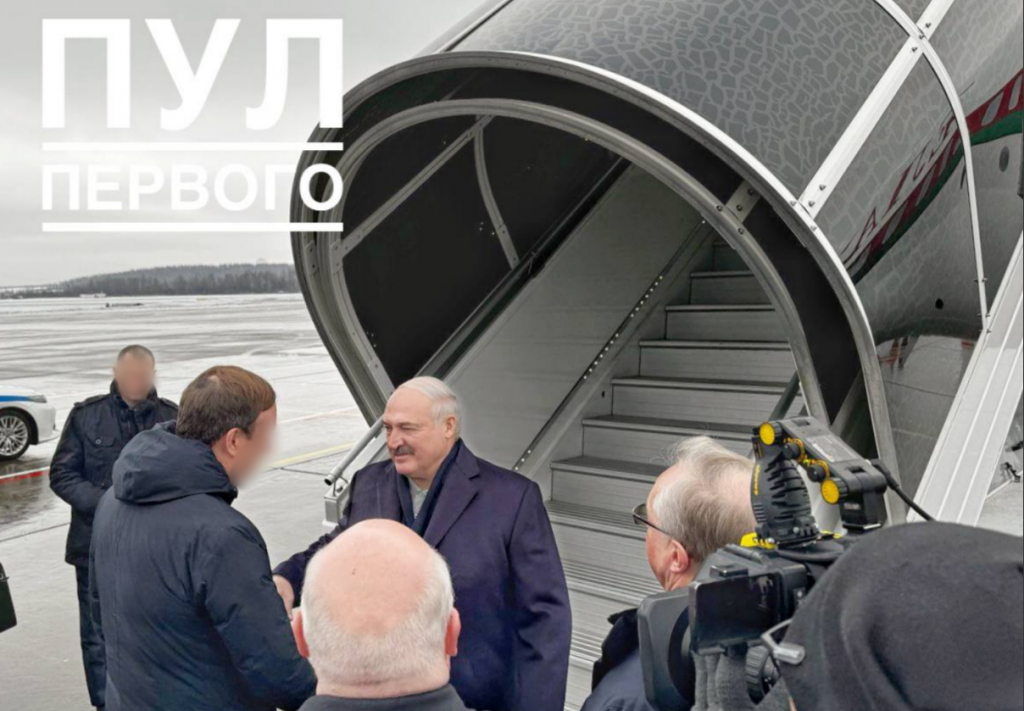 Лукашенко прибыл в Петербург