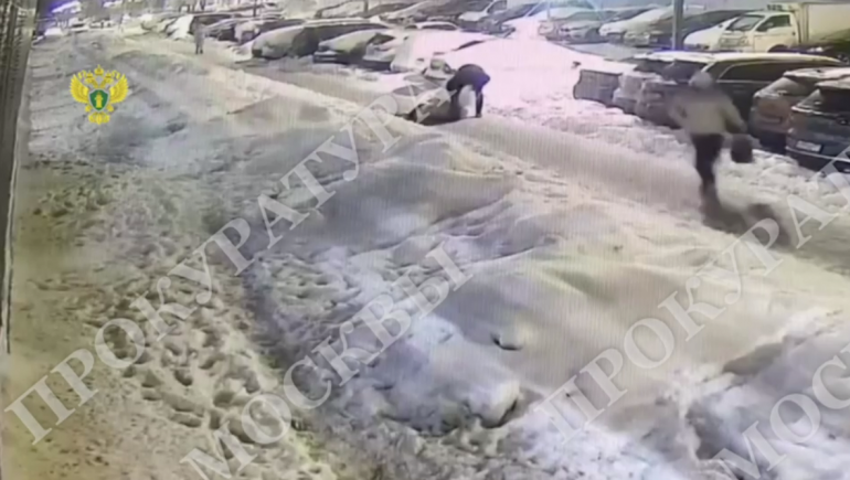 В Москве мужчина жестоко избил школьника на парковке