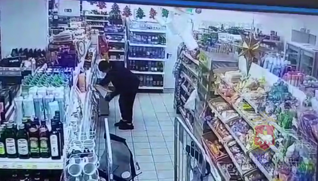 Вор-сладкоежка украл из магазина в Перми 15 коробок конфет и съел все улики