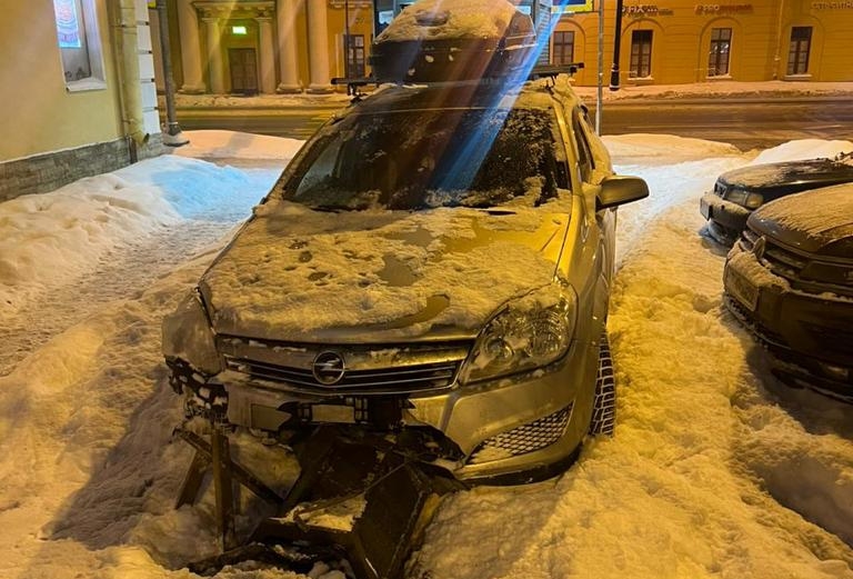 На Советском переулке пьяный водитель сбил урну и задел киоск