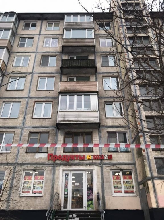 Пешеход на Хошимина попала под обстрел снежного льда