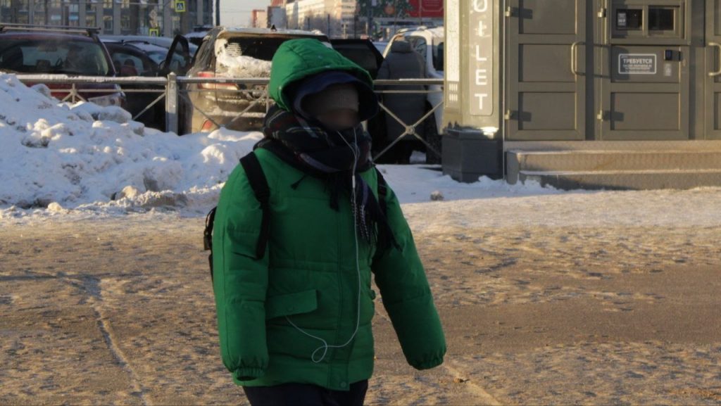 Из-за лютого мороза одетые как капуста петербуржцы трусцой бегают по улицам
