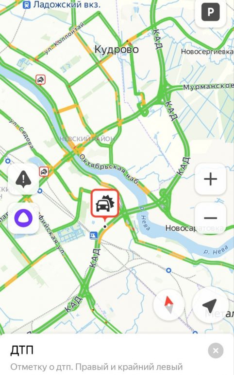 На КАД перед вантовым мостом после ДТП из машины вылезли сумки