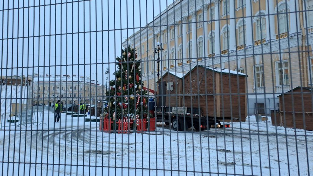 Рождественские ярмарки на Манежной и Дворцовой разбирают