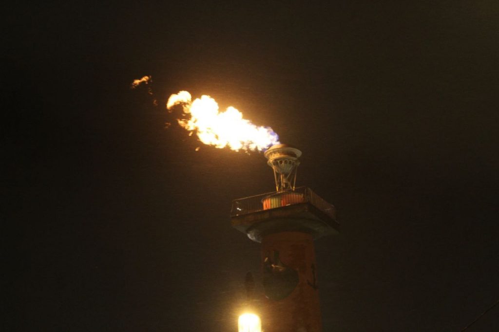 В Петербурге зажгли факелы Ростральных колонн