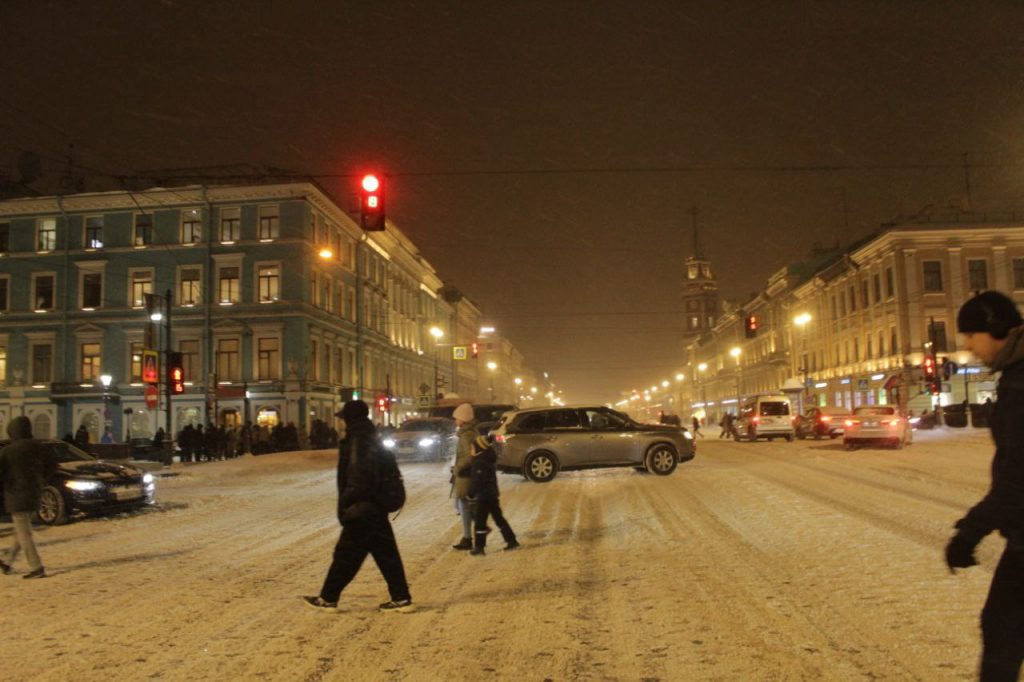 Нечищеные дороги в Петербурге провоцируют аварии и мешают общественному транспорту