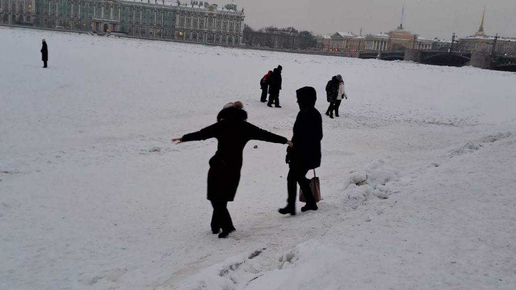 Петербуржцы взяли детей и вышли на лед Невы