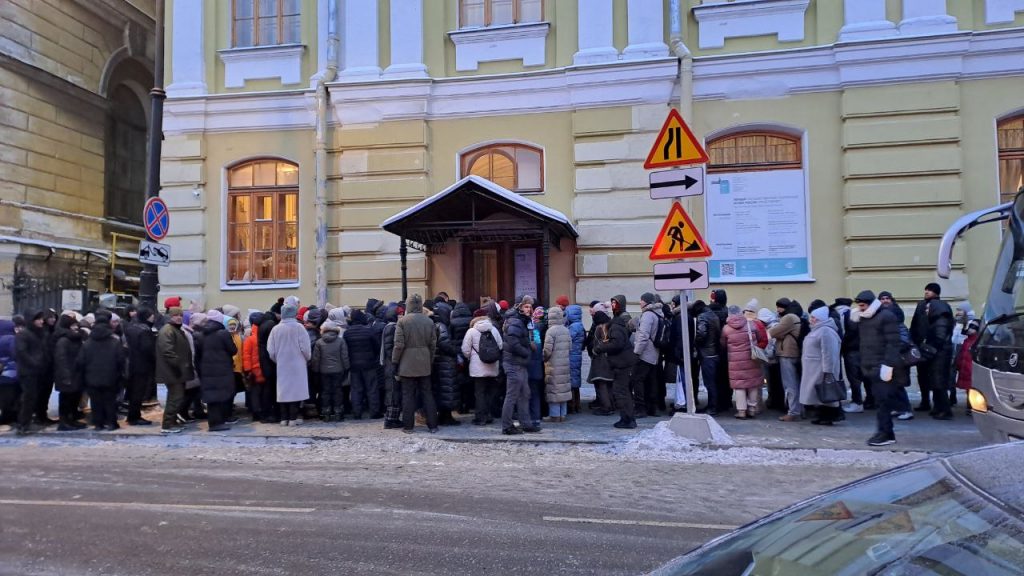 Сотни людей стоят на морозе в очереди в Кунсткамеру