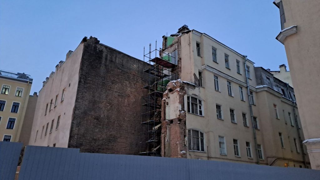 Остатки рухнувшего дома на Гороховой вывезли