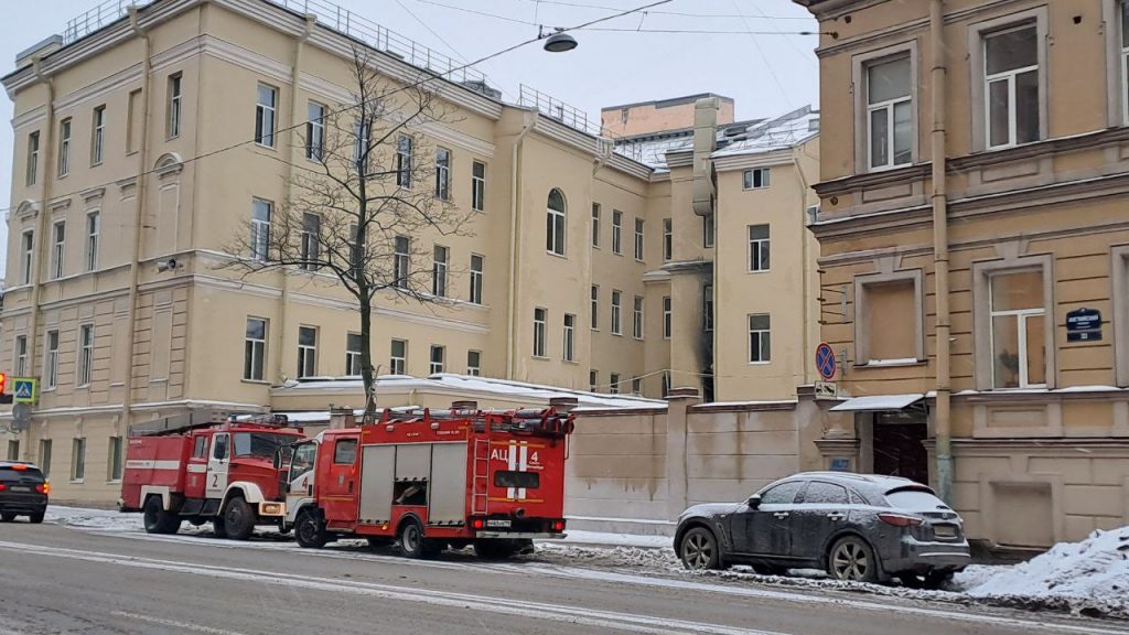 Пожарные еще тушат возгорание на Римского-Корсакова рядом с Консерваторией