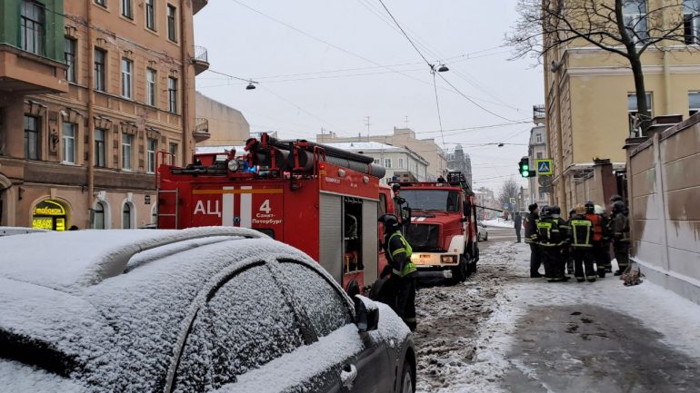 Пожарные еще тушат возгорание на Римского-Корсакова рядом с Консерваторией