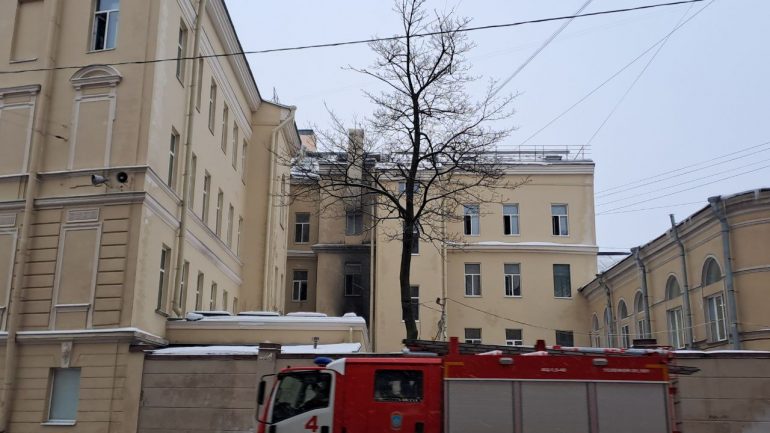 Пожарные еще тушат возгорание на Римского-Корсакова рядом с Консерваторией